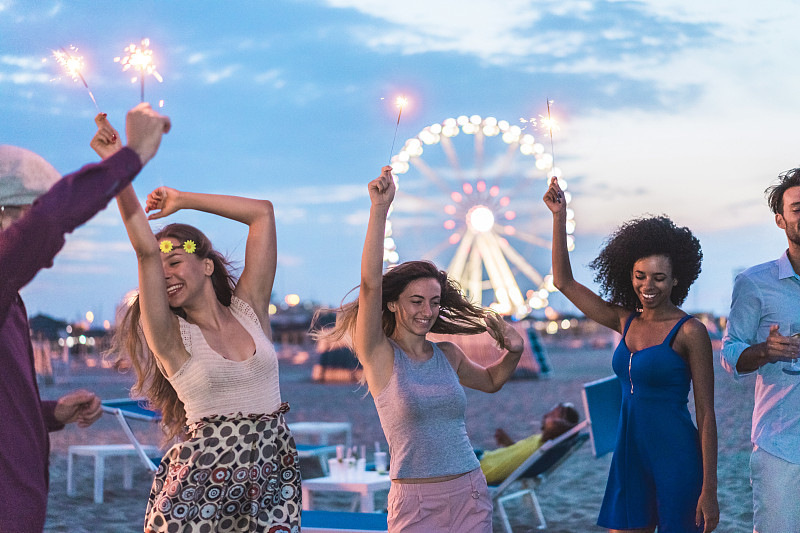 沙滩派对,香槟,音乐节,青年人,户外,友谊,乐趣,幸福,舞蹈,做