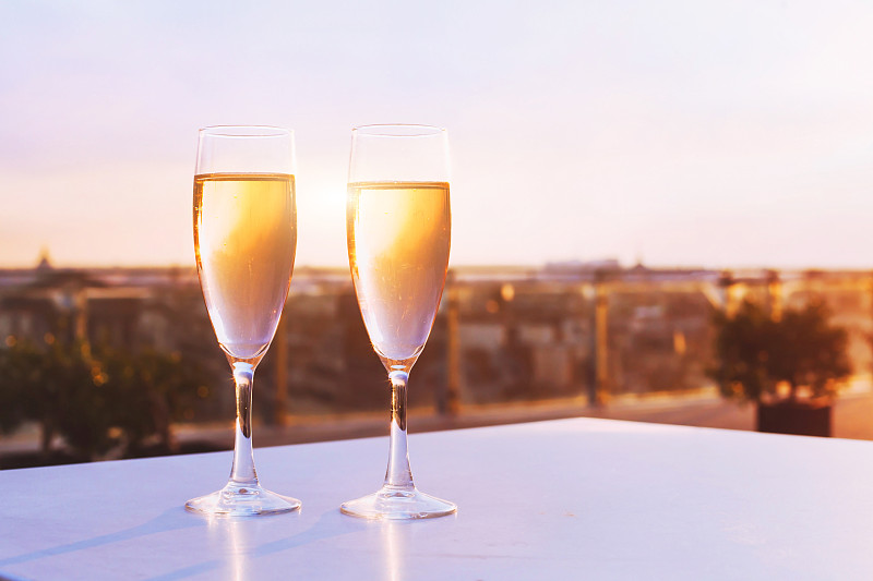香槟,两个物体,玻璃杯,餐馆,葡萄酒,天空,留白,周末活动,饮料,光