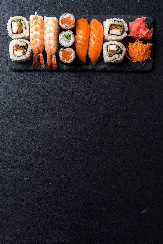 寿司,在上面,混凝土,黑色背景,小酒杯,背景,生鱼片寿司,寿司卷,咸水鳗,鲔鱼