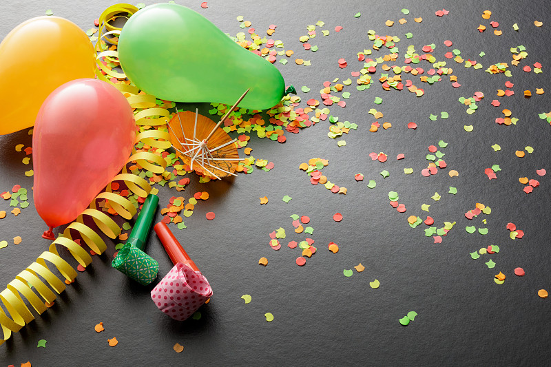 玩具吹卷,气球,五彩纸屑,静物,横幅,留白,水平画幅,高视角,无人,新年