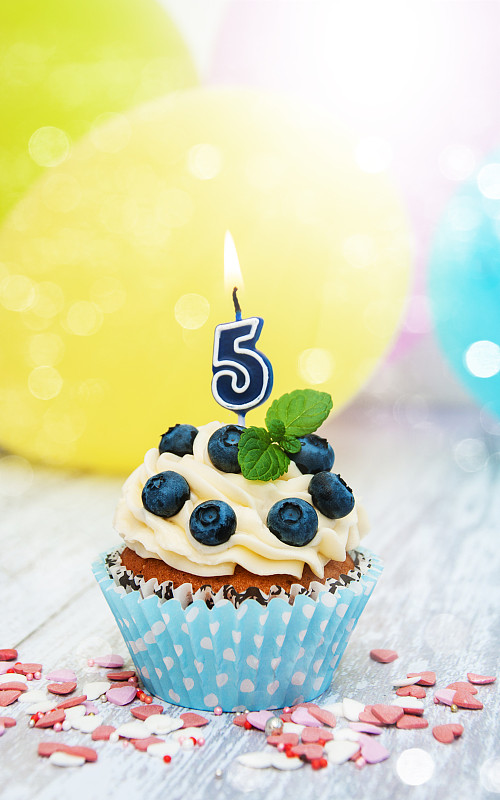 数字,纸杯蛋糕,蜡烛,数字5,垂直画幅,奶油,蛋糕,生日,明亮