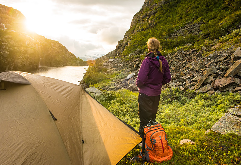旅行者,女人,山脉,帐篷,挪威,夏天,中长距离,女强人,仅成年人,山脊