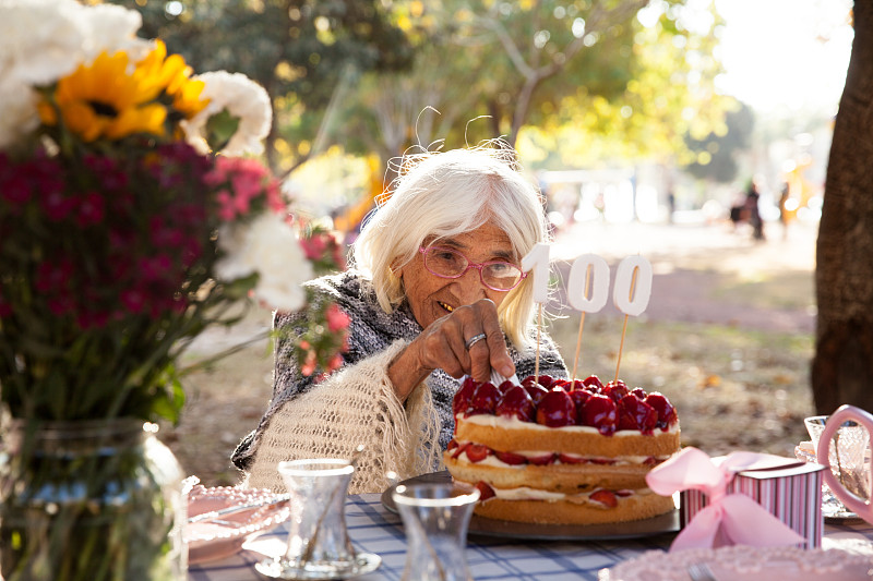 蛋糕,公园,水平画幅,古老的,户外,生日,男性,100岁以上,餐位,成年的