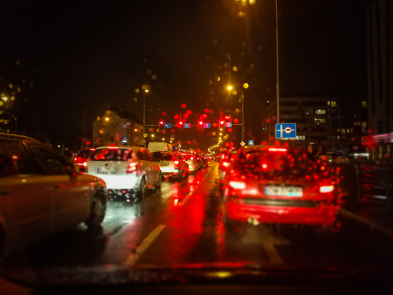 挡风玻璃,雨,城市,汽车,天空,水平画幅,夜晚,市区路,湿,交通