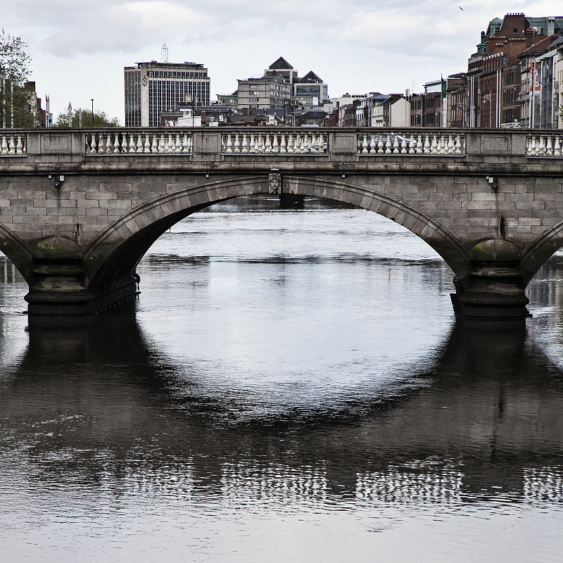 奥多诺罗萨桥,爱尔兰,都柏林,拱桥,利菲河,都柏林郡,爱尔兰都柏林,伦斯特省,水,天空