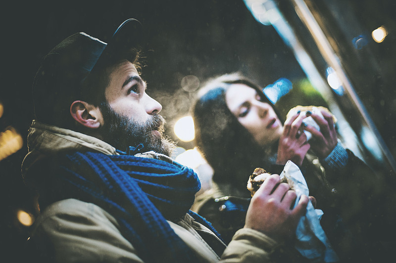 异性恋,看,橱窗展示,夜晚,商店,男性,仅成年人,青年人,冬衣,冬天