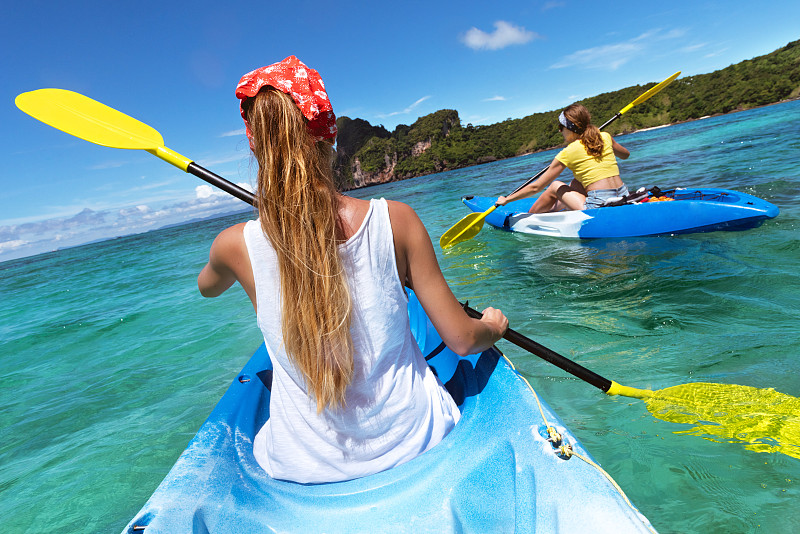 女人,两个人,蓝湖,海洋皮划艇,水,休闲活动,船拍视角,旅行者,夏天,仅成年人