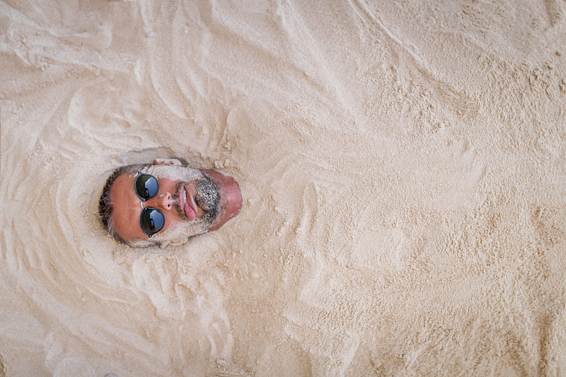 沙子,掩埋的,男人,奇异的,舌头,水平画幅,面部扭曲,人的嘴,夏天,户外