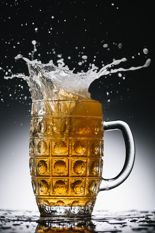 马克杯,啤酒,轻的,冷,垂直画幅,选择对焦,褐色,拉格啤酒,琥珀,无人
