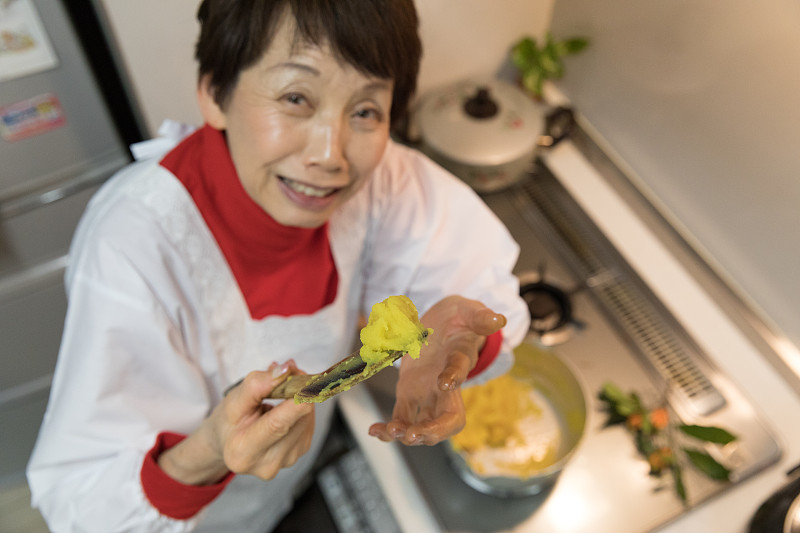 功里金团,御姐料理,栀子,甘薯,65到69岁,栗子,筷子,老年女人,日本食品,仅日本人