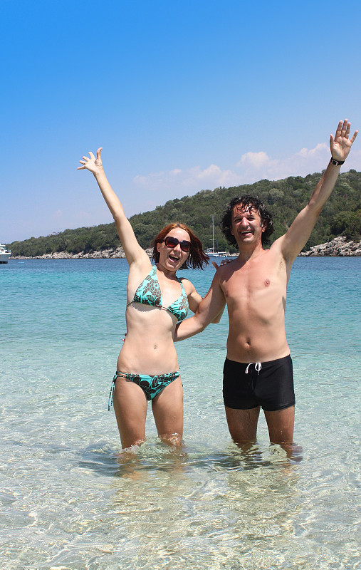 希腊,成年的,伴侣,水,天空,旅行者,夏天,举起手,户外,泳装