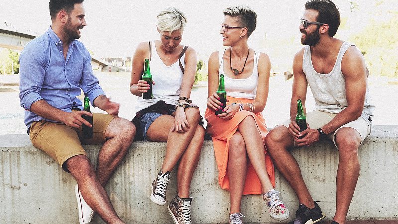 啤酒瓶,旅行者,社区,夏天,饮料,节日的观众,音乐节,仅成年人,眼镜,青年人
