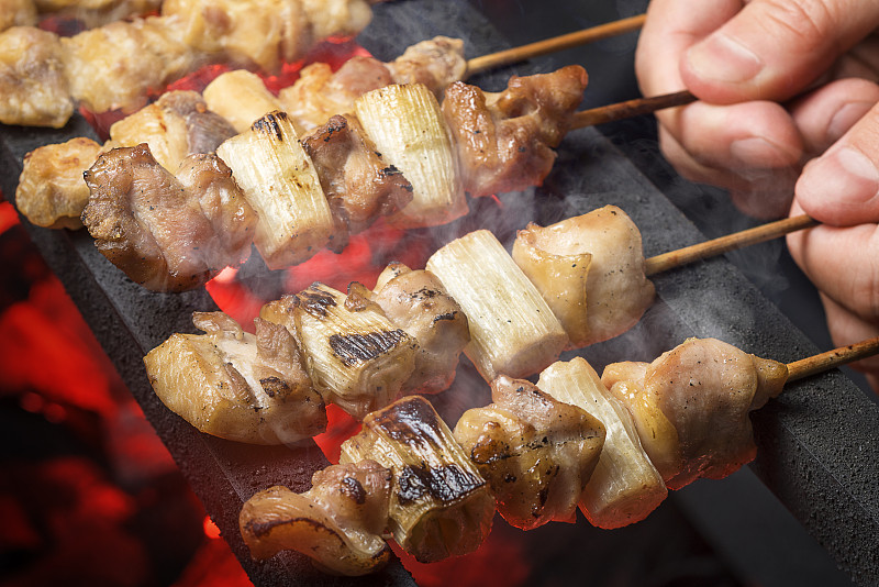 日式烧鸡,串肉签,煎鸡肉,烧烤店,酒屋,烤串,碳烤,烟,肉制品,日本料理