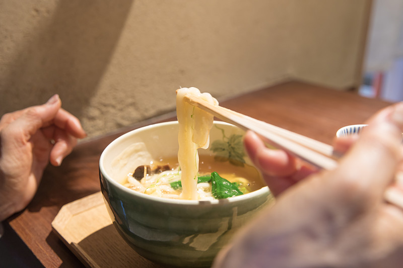 日本食品,味噌汤,乌冬面,尤巴,筷子,65到69岁,仅一个老年女人,面汤,京都府,面条