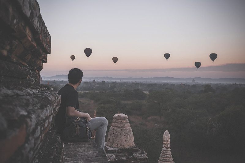 缅甸,男性,青年人,背包族,旅游目的地,蒲甘,热气球,剪影,观看,坐