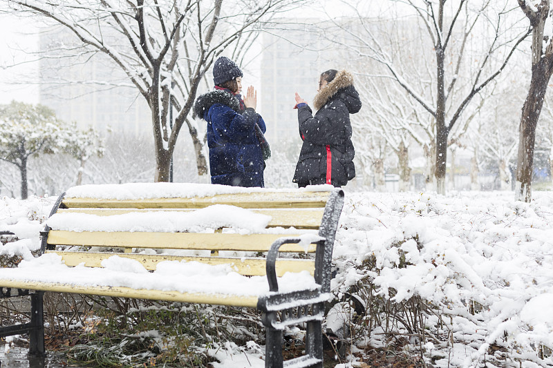 雪,厚衣服,友谊,肖像,女性,衣服,青少年,公园,半身像,休闲活动