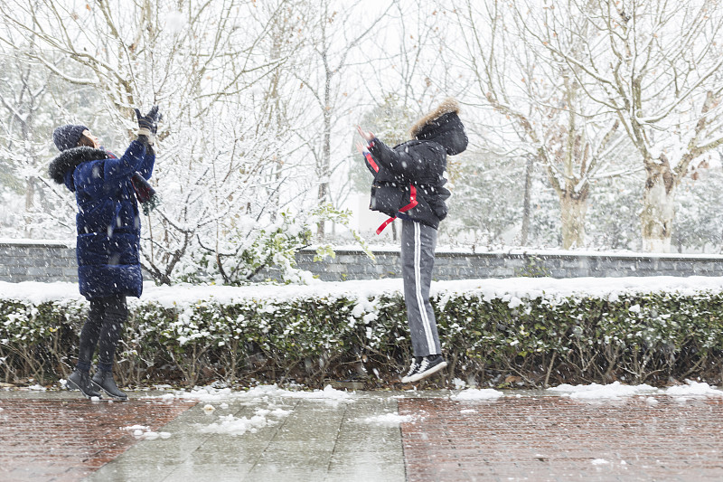 雪,厚衣服,友谊,女性,进行中,衣服,青少年,公园,休闲活动,水平画幅