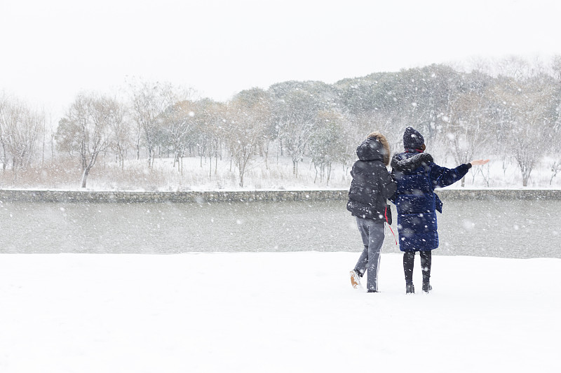 雪,厚衣服,友谊,女性,衣服,青少年,公园,休闲活动,水平画幅,户外