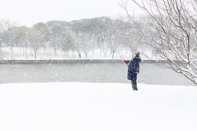 雪,厚衣服,友谊,女性,衣服,青少年,公园,休闲活动,水平画幅,户外