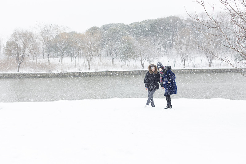 雪,厚衣服,友谊,女性,衣服,青少年,公园,休闲活动,水平画幅,户外