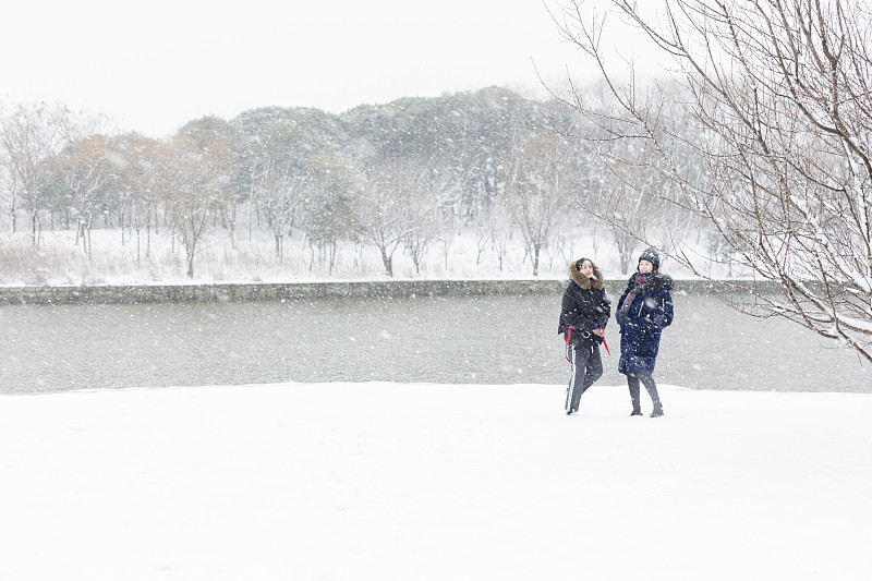 雪,厚衣服,友谊,女性,衣服,青少年,公园,休闲活动,水平画幅,户外