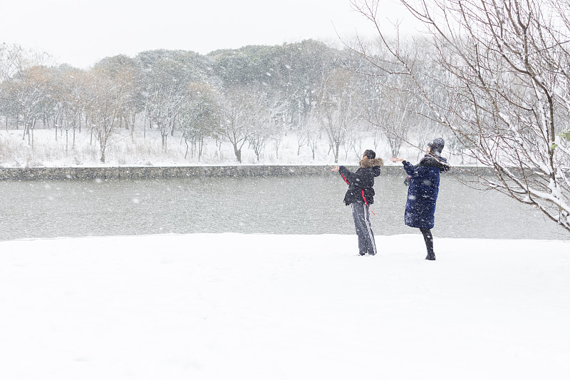 雪,厚衣服,友谊,女性,衣服,青少年,公园,休闲活动,水平画幅,户外