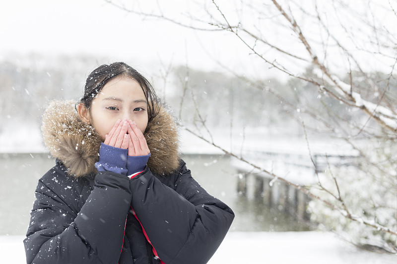 注视镜头,雪,自然美,女人,18岁到19岁,半身像,寒冷,正面视角,仅一个青年女人,美女