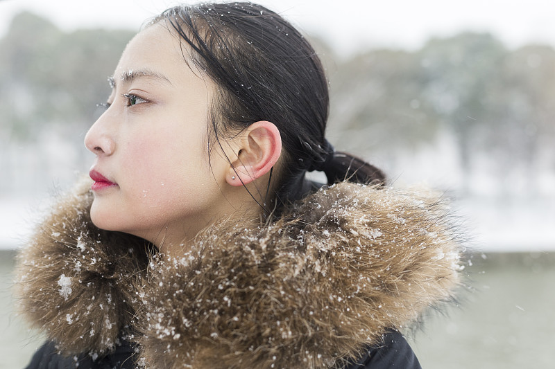 雪,注视镜头,女人,自然美,18岁到19岁,寒冷,仅一个青年女人,休闲活动,厚衣服,不看镜头