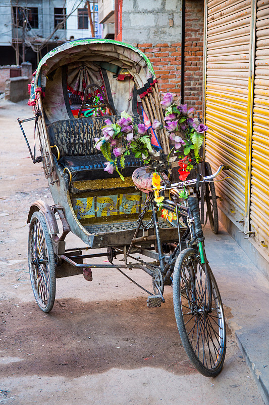 尼泊尔,街道,载客三轮车,侧面视角,垂直画幅,车轮,座位,无人,户外,交通方式