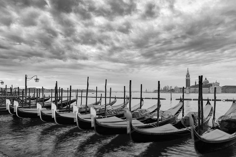 尖头平底船,成一排,意大利,威尼斯,停泊的,高对比度,水,旅游目的地,水平画幅,云