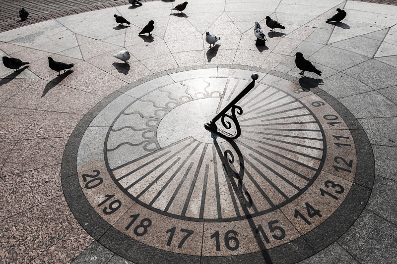 日晷,鸽子,城市生活,水平画幅,克里米亚,无人,传统,符号,鸟类,古老的