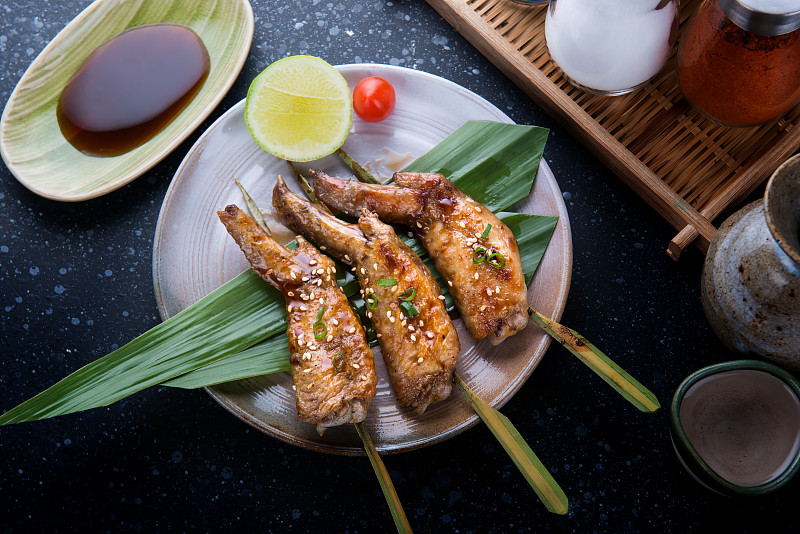 格子烤肉,照烧酱,鸡翅,酒屋,照烧,串肉签,糖衣蛋糕,芝麻,粘的,大豆