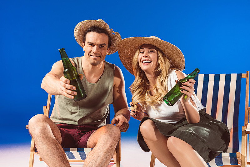 青年伴侣,啤酒瓶,椅子,蓝色背景,甲板,美,沙滩椅,水平画幅,草帽,美人