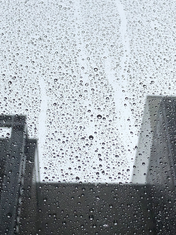 透过窗户往外看,雨,垂直画幅,水,留白,纹理效果,银色,无人,湿,家庭生活