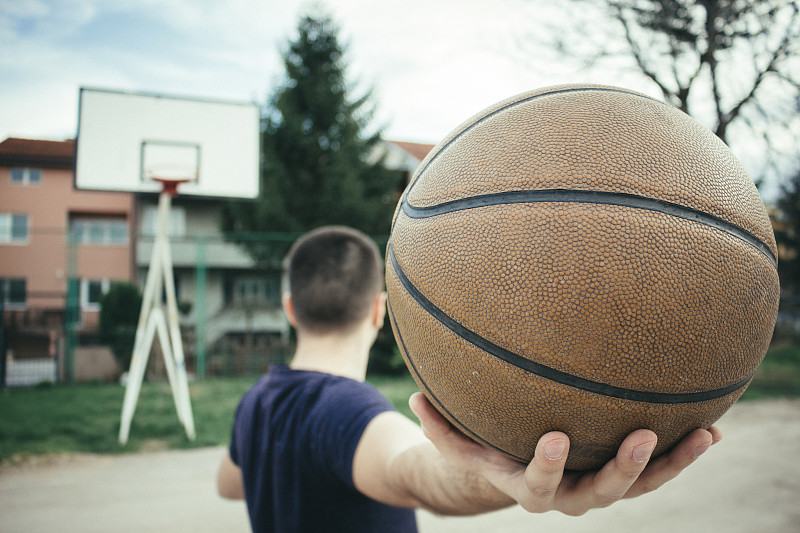 球,篮球运动员,拿着,儿童,天空,休闲活动,夏天,男性,仅成年人,球场