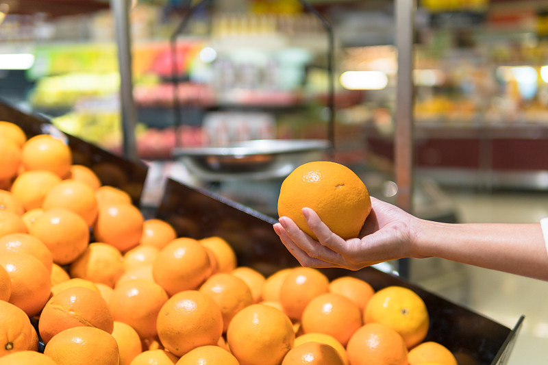超级市场,橙子,女人,手,拿着,平衡折角灯,水平画幅,食品杂货,素食,顾客