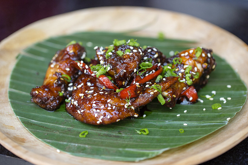 鸡翅,芝麻,甜食,特写,辣椒酱,餐具,格子烤肉,水平画幅,胡椒,无人