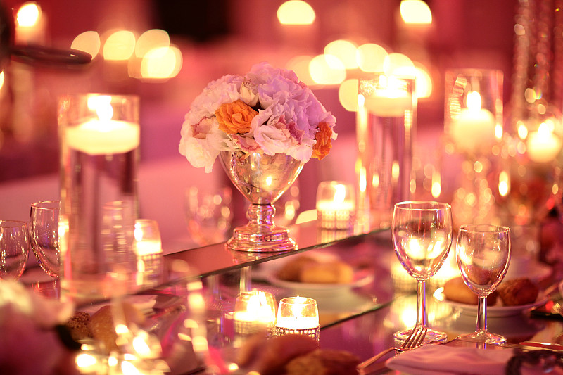 餐位,蜡烛,平衡折角灯,事件,圣诞小彩灯,留白,夜晚,光,现代,花束
