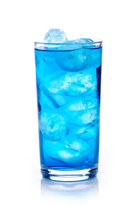 饮料,冰块,蓝色,白色背景,分离着色,垂直画幅,水,无人,鸡尾酒,含酒精饮料