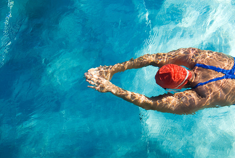 游泳池,公共游泳池,鸭舌帽,运动,游泳帽,红色,蓝色,仅一个女人,水,休闲活动