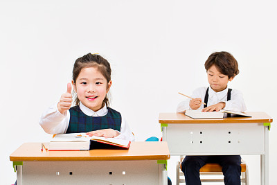 韩国人，儿童(人类年龄)，小学生，学生(教育)，学习(活动)，微笑，第一