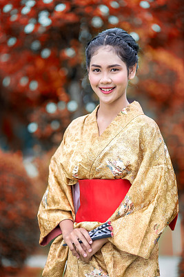 仅一个青年女人