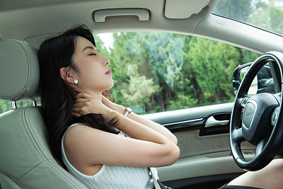 疲倦的青年女人坐在驾驶座上
