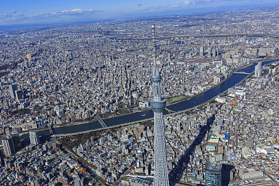 从日本东京隅田区上空看到的天空树和隅田河