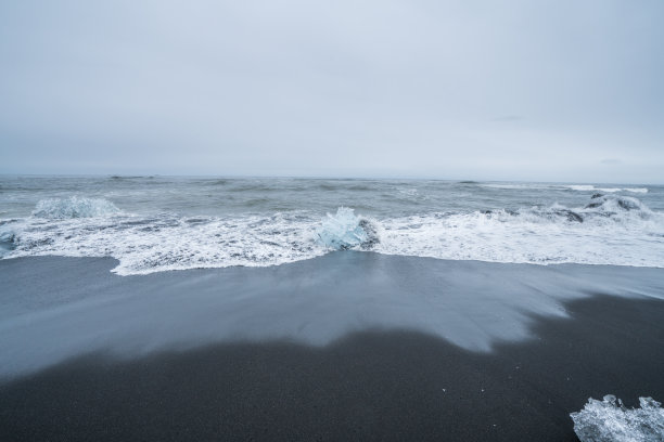 著名的黑沙滩，冰岛Jokulsarlon的钻石海滩