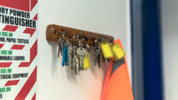 挂在墙上挂钩上的几套办公室钥匙