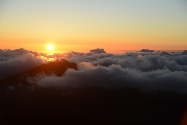 哈雷阿卡拉火山口的日出