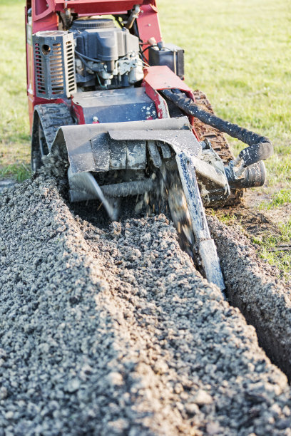 挖掘地下电缆的挖土工