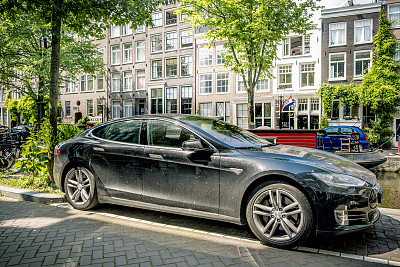 特斯拉Model S全尺寸电动五门掀背车停在阿姆斯特丹运河附近。