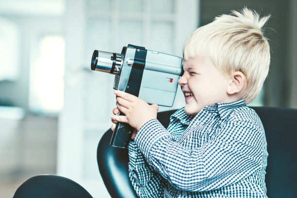 儿童使用复古8mm摄像机记录模拟电影